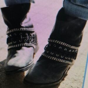 FREE PEOPLE LEATHER, WANDERLOVE DISTRESSED LOOK, CHAINS AND LACES! EXCELLENT !!